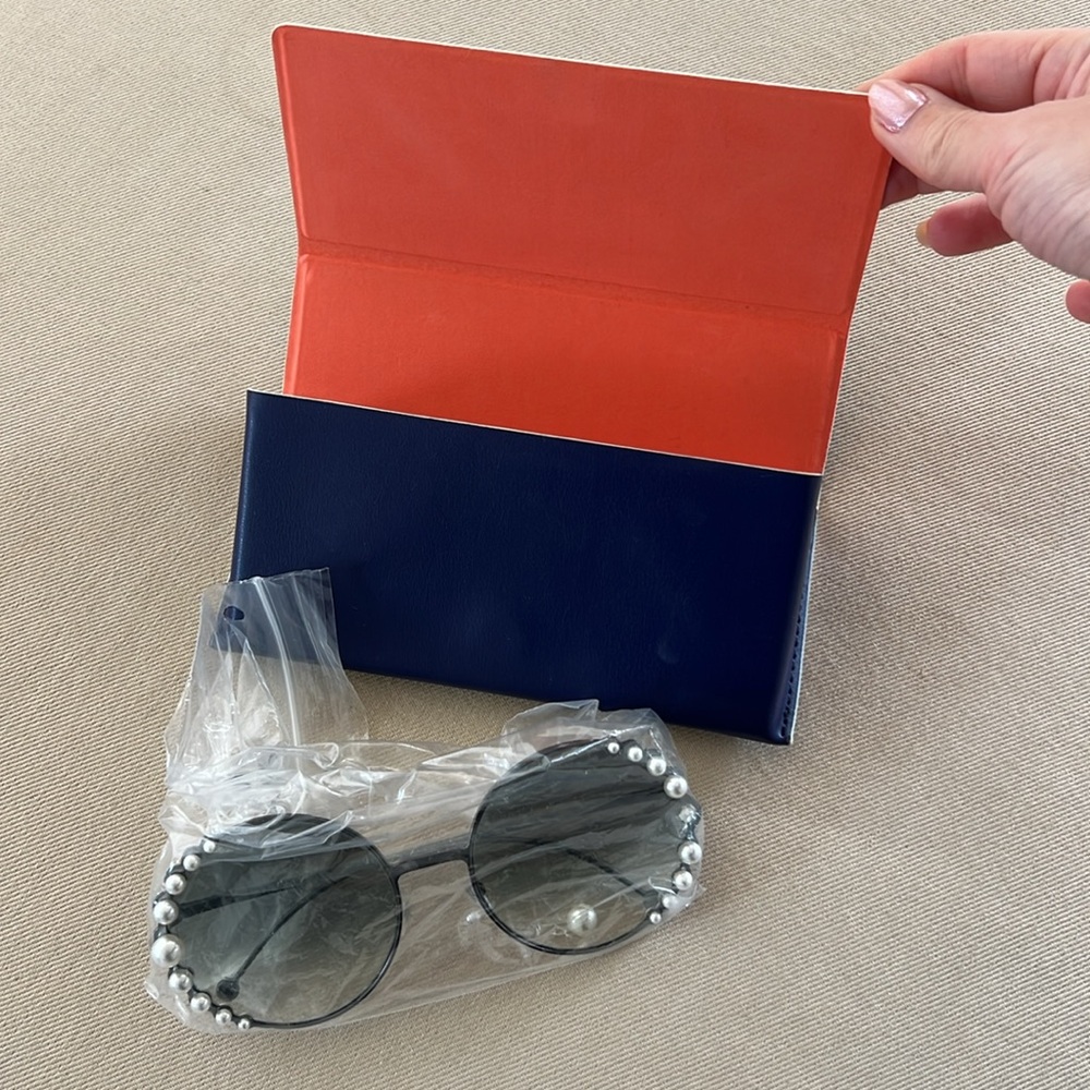 Fendi Round Pearl Frame Sunglasses - Picture 2 of 14